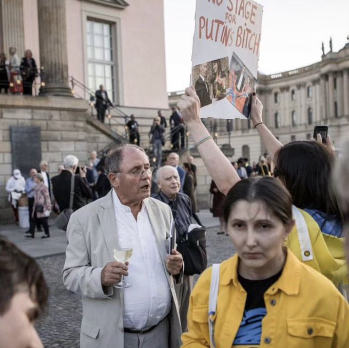 The parallel realities.

While old world is trying to preserve the order they are used to, but which failed to preserve peace, equality, human rights and the planet in general, the younger generations are trying to be heard…

(younger in terms of worldview)