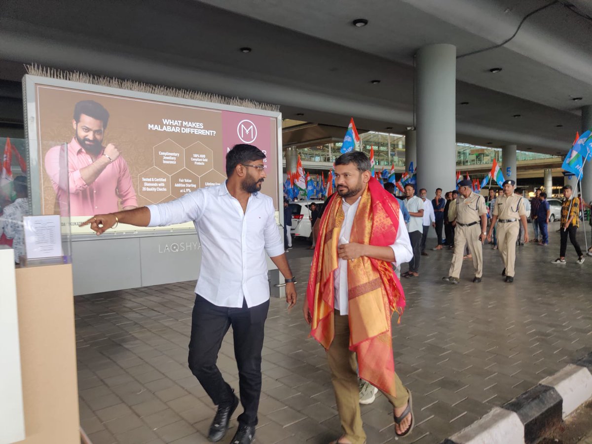 VenkatBalmoor's tweet image. NSUI జాతీయ ఇంఛార్జి శ్రీ @kanhaiyakumar గారిని రాజీవ్ గాంధీ అంతర్జాతీయ విమానాశ్రయంలో #CWCMeetingHyd మీటింగ్ కు ఘనంగా స్వాగతం పలికిన @TSNSUI కార్యకర్తలు.