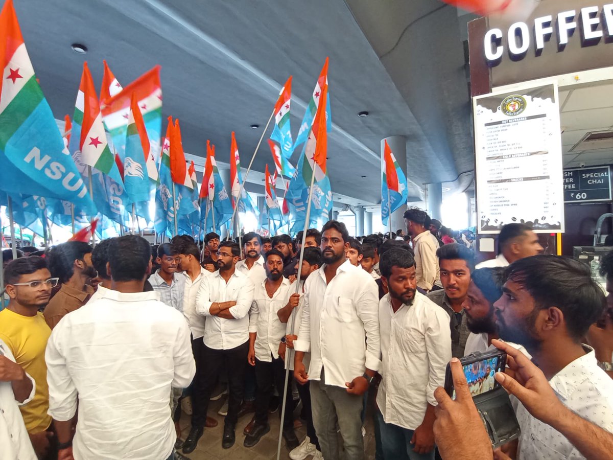 VenkatBalmoor's tweet image. NSUI జాతీయ ఇంఛార్జి శ్రీ @kanhaiyakumar గారిని రాజీవ్ గాంధీ అంతర్జాతీయ విమానాశ్రయంలో #CWCMeetingHyd మీటింగ్ కు ఘనంగా స్వాగతం పలికిన @TSNSUI కార్యకర్తలు.