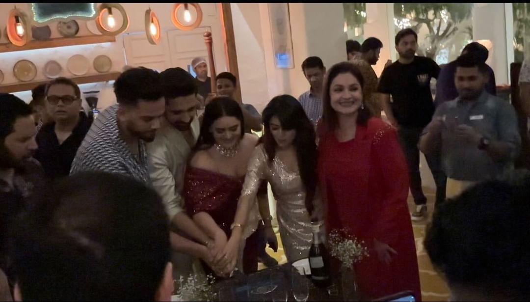 jorwalpj11's tweet photo. #BBOTT2Reunion Party Elvish bhai enjoy with other housemates of bbott2 #ElvishYadav #ElvishArmy #BebikaDhurve #AvinashSachdev #FalaqNaaz #poojabhatt #endmol https://t.co/fXOAtxsbJv