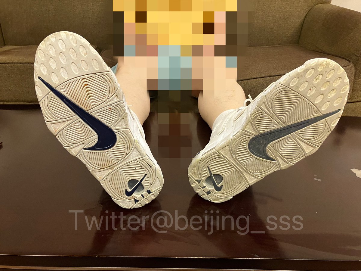 清理过的鞋底（左）还是比原本的鞋底（右）干净了不少，哈哈哈。就是有点费奴的舌头👅