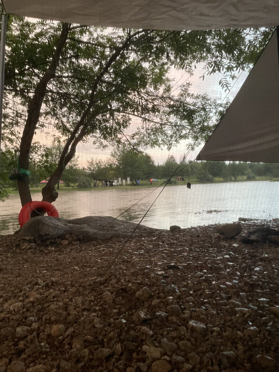 躺在帐篷里听雨声