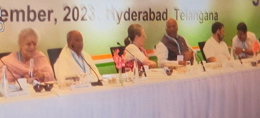 journalistspsc's tweet image. कांग्रेस कार्यसमिति की हैदराबाद में बैठक शुरू. मल्लिकार्जुन खरगे की अध्यक्षता में CWC की पहली बैठक.

पूर्व अध्यक्ष सोनिया गांधी, राहुल गांधी और प्रियंका गांधी समेत 84 सदस्य मौजूद.

#CWCMeetingHyd #Congress