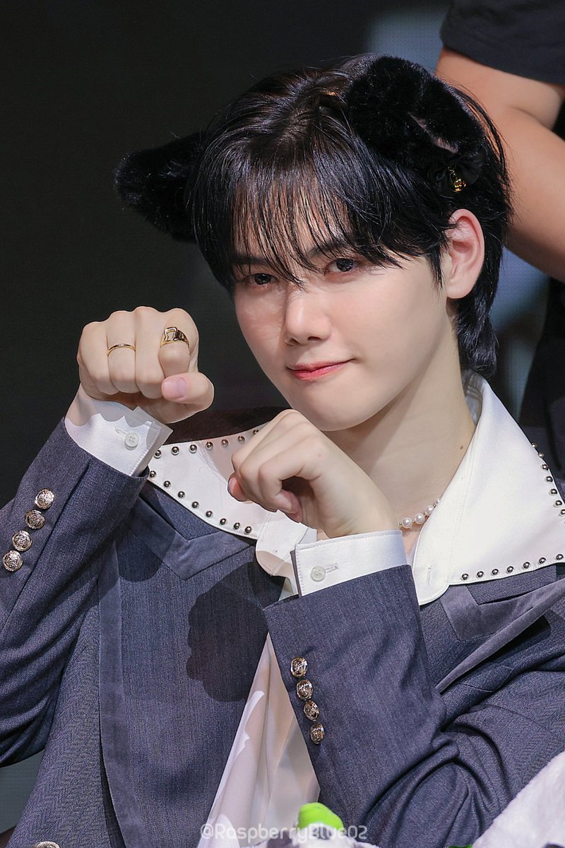 230915 #크래비티 #민희 
고양이파인 나에겐 넘나 행복한 냥냥의 도래 근데 앞머리 그늘지는 거 넘나 짱나 직접 볼 때는 이뻤는데🙃