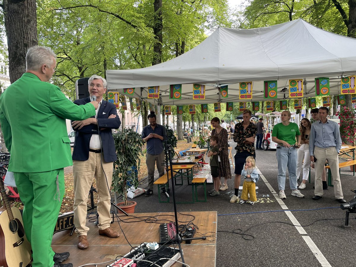 Mobiliteitsweek Utrecht (@mobweekutrecht) on Twitter photo Opening met gedeputeerde <a href="/andrevanschie/">André van Schie</a>. “In de provincie Utrecht fietsen veel mensen naar hun werk. Daarom zijn de doorfietsroutes ook zo belangrijk. Tijdens de #mobiliteitsweekutrecht vieren we de aanleg van een nieuwe route: mobiliteitsweekutrecht.nl/activiteit/doo…” Opening met gedeputeerde <a href="/andrevanschie/">André van Schie</a>. “In de provincie Utrecht fietsen veel mensen naar hun werk. Daarom zijn de doorfietsroutes ook zo belangrijk. Tijdens de #mobiliteitsweekutrecht vieren we de aanleg van een nieuwe route: mobiliteitsweekutrecht.nl/activiteit/doo…”