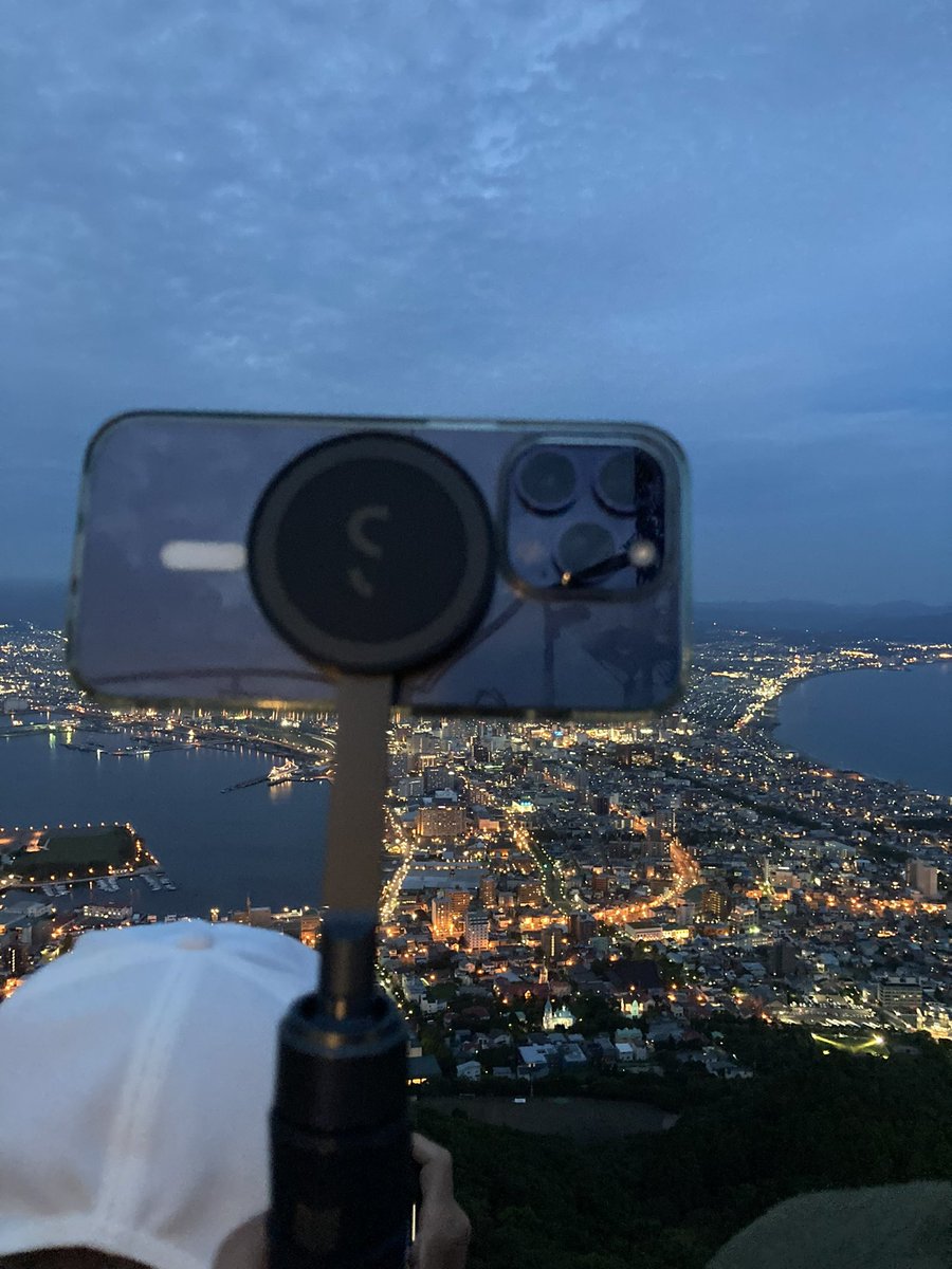 ShiftCam_JP's tweet photo. #函館夜景 撮影に #snappod が大活躍!
iPhoneをSnapPodに取り付けて #snapgrip をリモコンシャッターにすれば人垣も問題なし!シャッター押す時の手ブレも防いで綺麗な夜景が撮影できました♪
#MagSafe で新しいiPhone15にも対応。 #モバイルバッテリー 内蔵で長時間撮影も安心!
#shiftcam_jp https://t.co/JCss8ZgZnG