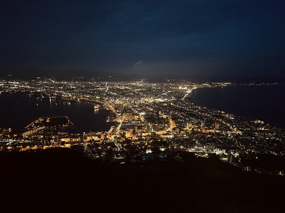 ShiftCam_JP's tweet photo. #函館夜景 撮影に #snappod が大活躍!
iPhoneをSnapPodに取り付けて #snapgrip をリモコンシャッターにすれば人垣も問題なし!シャッター押す時の手ブレも防いで綺麗な夜景が撮影できました♪
#MagSafe で新しいiPhone15にも対応。 #モバイルバッテリー 内蔵で長時間撮影も安心!
#shiftcam_jp https://t.co/JCss8ZgZnG