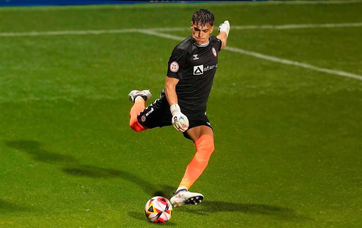 Hoy os presento algunos detalles de Daniel Martín (26/09/2005), portero JUVENIL del <a href="/RMajadahonda/">CF Rayo Majadahonda 🤍⚡️💙</a> y una de las sensaciones de esta Primera Federación.

Se convirtió en el portero más joven en debutar en la historia de la categoría de Bronce.

🧵 Dentro hilo.