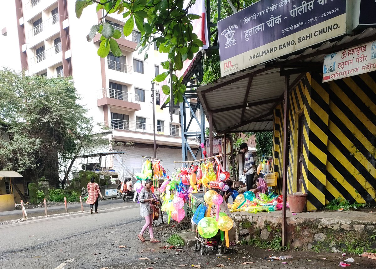 Ambernath_ACF's tweet photo. @HMOIndia
@maharashtra_hmo
@DGPMaharashtra 
@ThaneCityPolice 
#Ambernath(Thane-Maharashtr) hawkers found using #HutatmaChowk police chowky. Many police &amp; Traffic officers passing through this chowky but no body dare to act why?
Date: 16.09.23.
Location: Hutatma Chowky ambernath-E https://t.co/wpoohGhmPz