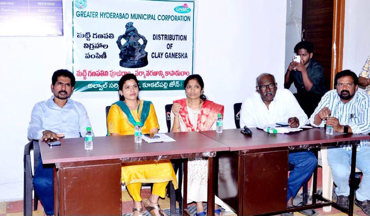 ChintalaShanti's tweet photo. With a vision to make Alwal a #ModelWard, attended a meeting organised by AMOH Manjula garu at Ward office along with Dy.Comm Srinivas Reddy garu, other GHMC officials and colony presidents. Discussed with them and made an action plan for the betterment of Alwal.
@KTRBRS https://t.co/wy2EJgF6kh