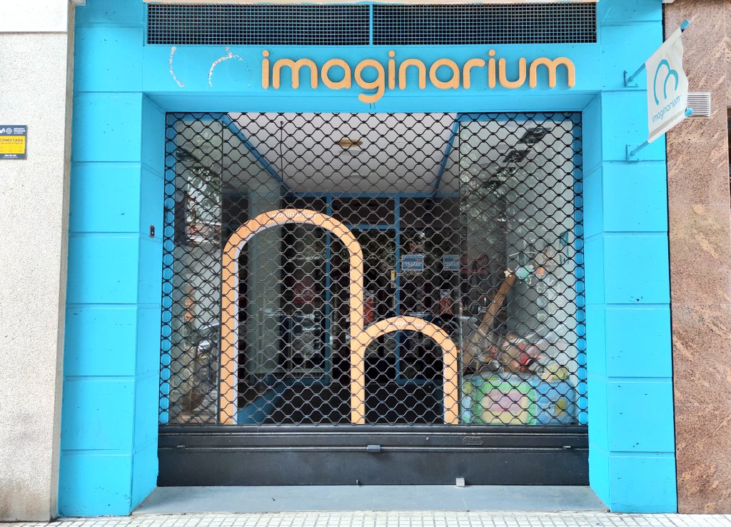 YA HA CERRADO LA ÚLTIMA TIENDA DE IMAGINARIUM EN ZARAGOZA. La lenta agonía de la firma aragonesa, que llegó a lo más alto, ha provocado el cierre de todas sus tiendas en la ciudad que la vio nacer. Da mucha pena que Zaragoza le diga adios a las tiendas de "dos puertas", de las