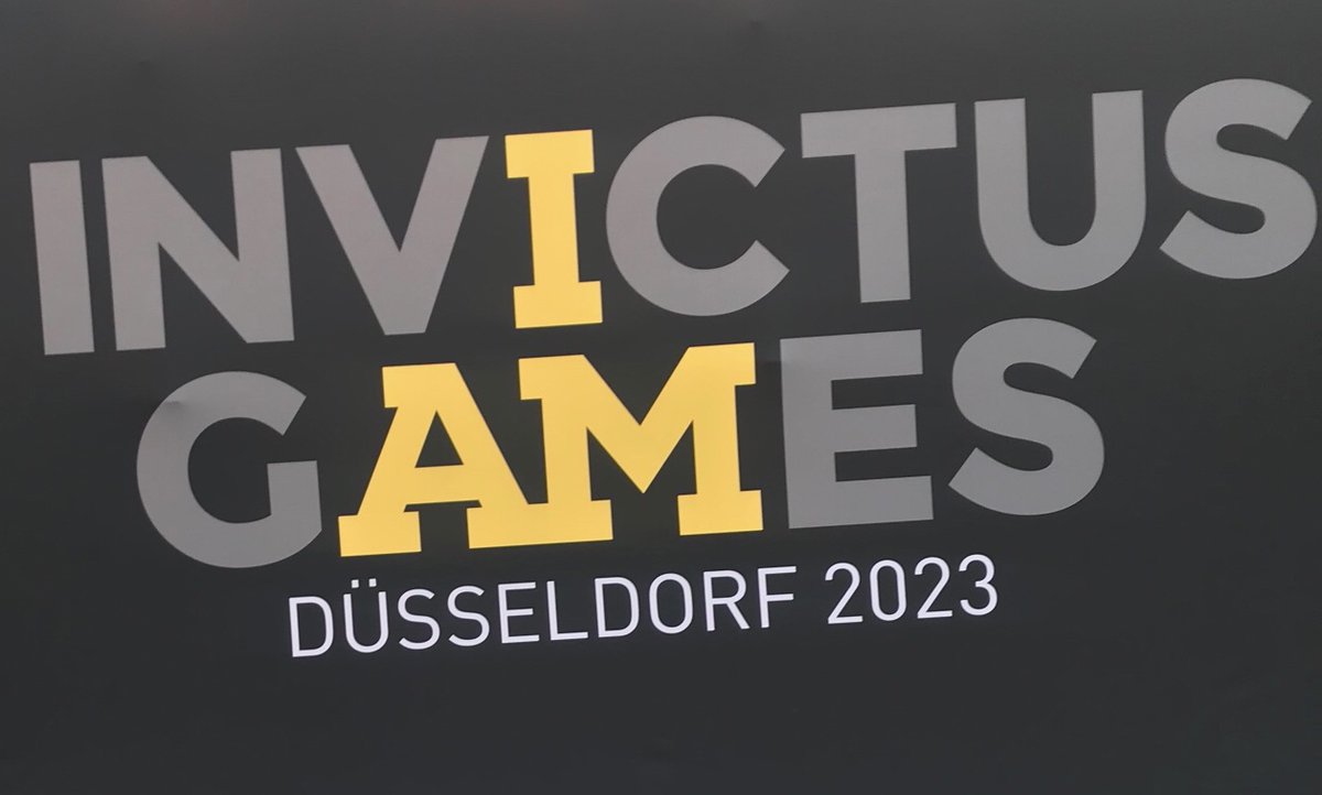 Amazing guy right here @AlanMarch1981 

He makes #InvictusGamesDuesseldorf2023 energy for the #sittingvolleyball off the charts 

One more thing 
Thank you for the water 💦 Alan🙏

The vibe in the Studium was insane!!

Later will be 🔥  🔥 🔥 
💛🖤💛🖤💛