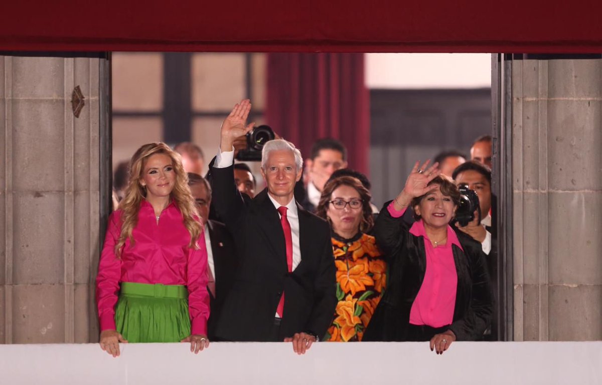 En el Grito de #IndependenciaDeMéxico, acompañé al Gobernador <a href="/alfredodelmazo/">Alfredo Del Mazo</a>, y a la Mtra. <a href="/delfinagomeza/">Delfina Gómez A.</a>, a quien le deseo el mayor de los éxitos en su gestión como Gobernadora del Estado de México, así como a todos los integrantes de su gabinete legal y ampliado.