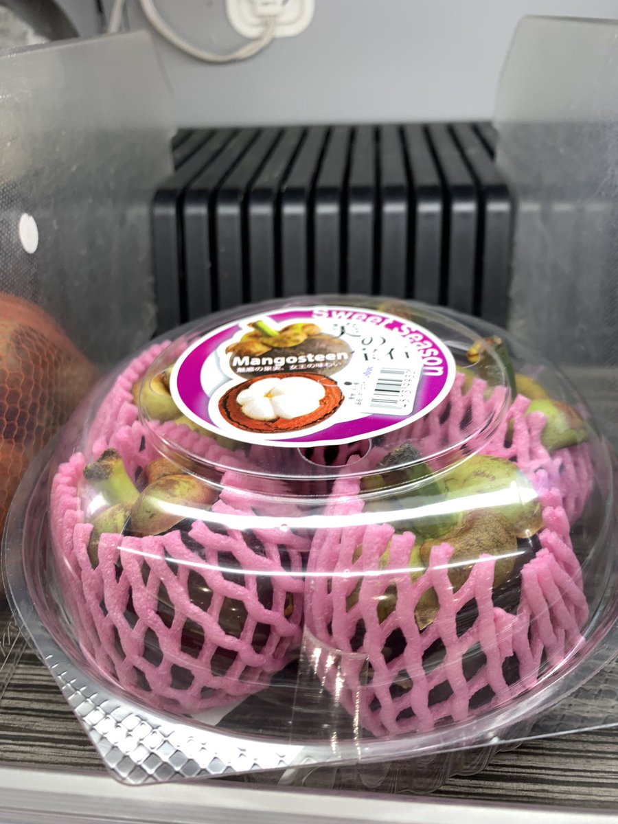 ikasoytt's tweet photo. マンゴスチン、日本にも売ってたけど、お値段そこそこするから気軽には買えない。スリランカでたらふく食べたから大丈夫😁 https://t.co/fzsUTz3Gn2