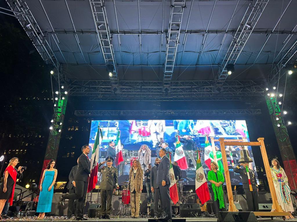 ConsulMexNuy's tweet photo. El CG @Jorge_Islaslo acompañado del @NYCMayor, @thalia, Emb. Alicia Buenrostro, @MCastroMOIA, así como Agregados Naval y Militar @MexOnu, encabezó Grito de Independencia con nuestra comunidad en el icónico @bryantparknyc. 

¡Para la historia! ¡Viva México! 🇲🇽✨ https://t.co/W8SrHbdMv3