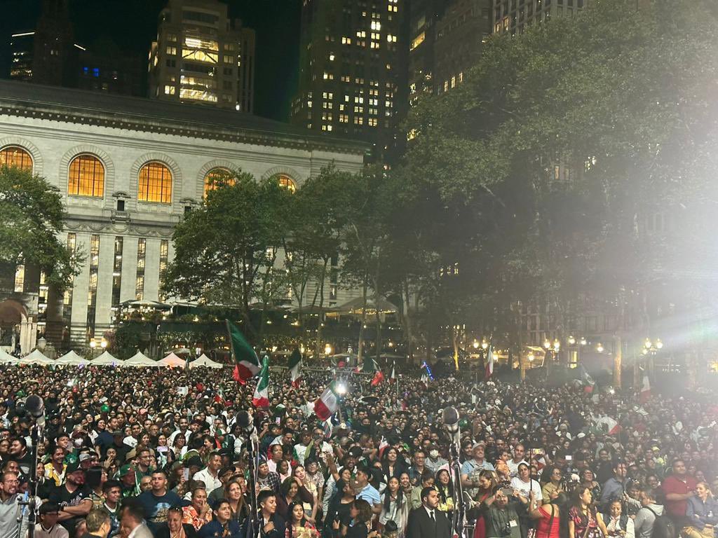 ConsulMexNuy's tweet photo. El CG @Jorge_Islaslo acompañado del @NYCMayor, @thalia, Emb. Alicia Buenrostro, @MCastroMOIA, así como Agregados Naval y Militar @MexOnu, encabezó Grito de Independencia con nuestra comunidad en el icónico @bryantparknyc. 

¡Para la historia! ¡Viva México! 🇲🇽✨ https://t.co/W8SrHbdMv3