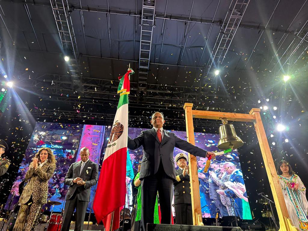 ConsulMexNuy's tweet photo. El CG @Jorge_Islaslo acompañado del @NYCMayor, @thalia, Emb. Alicia Buenrostro, @MCastroMOIA, así como Agregados Naval y Militar @MexOnu, encabezó Grito de Independencia con nuestra comunidad en el icónico @bryantparknyc. 

¡Para la historia! ¡Viva México! 🇲🇽✨ https://t.co/W8SrHbdMv3