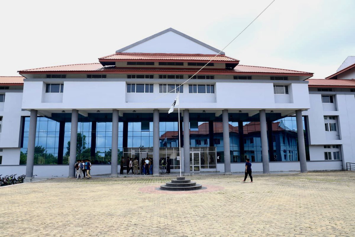 ranojpeguassam's tweet photo. Accompanied by Smti @AjantaNeog Hon’ble Finance Minister, I visited 𝐆𝐨𝐥𝐚𝐠𝐡𝐚𝐭 𝐄𝐧𝐠𝐠. 𝐂𝐨𝐥𝐥𝐞𝐠𝐞 today and took stock of the problems and listened to the students, faculties and other staff. We are constituting Governing Body in each of Engineering Colleges soon for overall management.