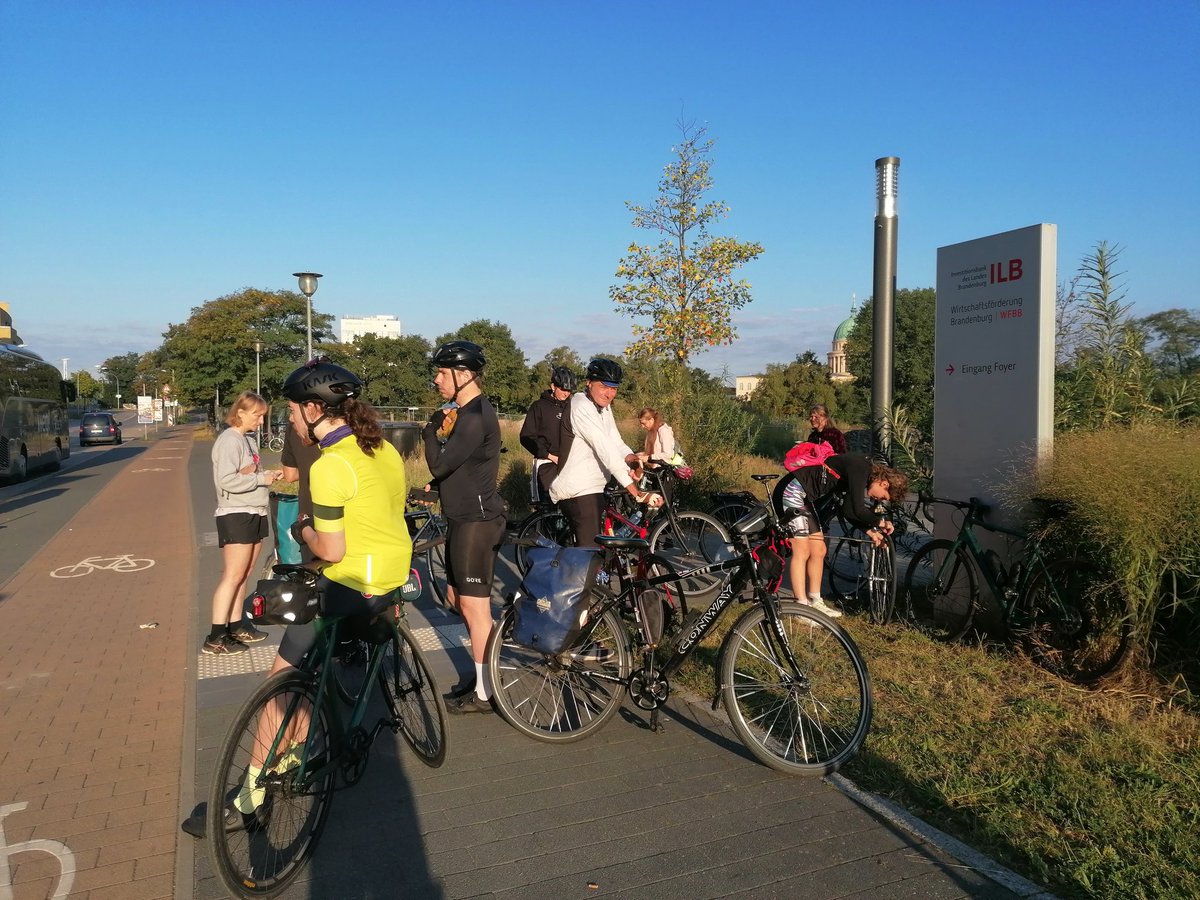 Nuclear04040908's tweet photo. Geht los. Soli-Radtour für einen 🚑Rettungswagen für #Saporischschja. Ungefähr 20 Leute radeln mit. Drückt die🤞 Daumen, dass ich auf den 130km nach Magdeburg nicht zusammenbreche. Ach ja: und spenden wäre gut. Danke sehr! 💙💛
https://t.co/rag1Hjrtvj
#AmbulanceForUkraine https://t.co/6MfFAK5N9e