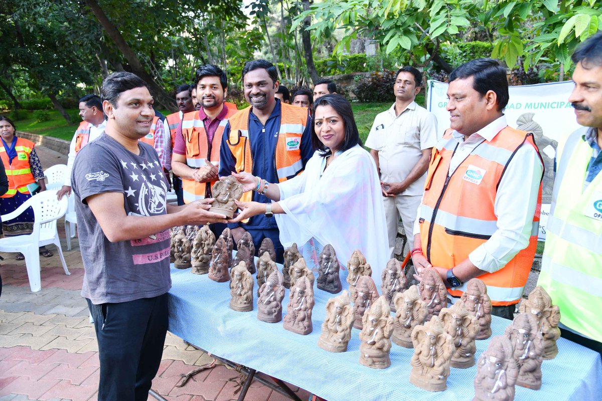 #GaneshChaturthi #ClayGanesh #EcoFriendly Distribution of Clay Ganesh at JVR Park by Commissioner GHMC with Hon' ble Mayor @GadwalvijayaTRS Get your clay Ganesh idol at GHMC Ward offices and join the green revolution. Let's honor tradition while caring for our planet!…