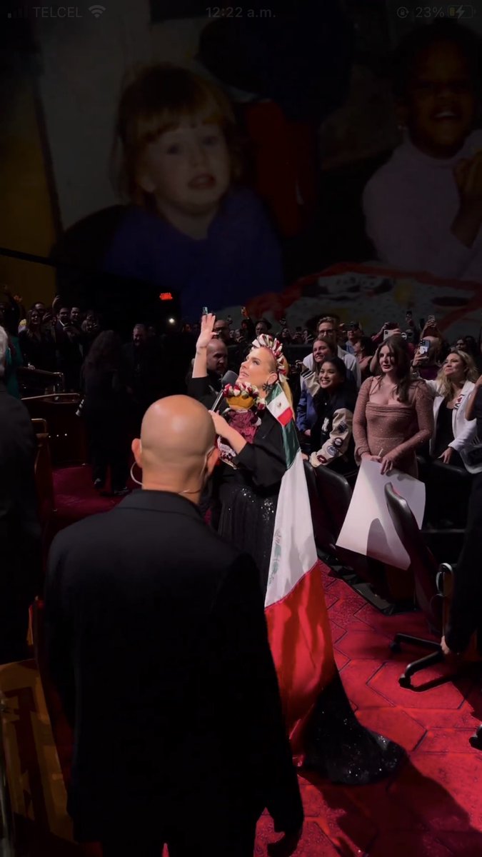 Anateleta's tweet photo. No pero su emoción al ver la muñeca?!?!?!!! 😭😭😭😭😭🙌🙌🙌🇲🇽🇲🇽🫶♥️♥️♥️
#WeekendsWithAdele

 https://t.co/jRW4Ls3sXc