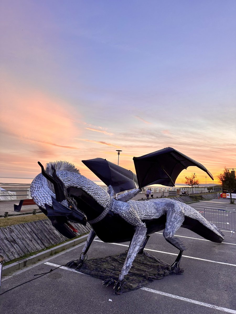 AntoineSnts's tweet photo. 🐉🌅 Les dragons se réveillent pour la 12 édition du « Festival Cidre et Dragon »à @MervilleFrPlage

Entre 80 000 et 100 000 personnes sont attendues pendant le week-end pour ce festival médiéval de la fantasy. 

#Normandie #Calvados #Merville #CidreEtDragon #MervilleFranceville https://t.co/va33C8a6rA