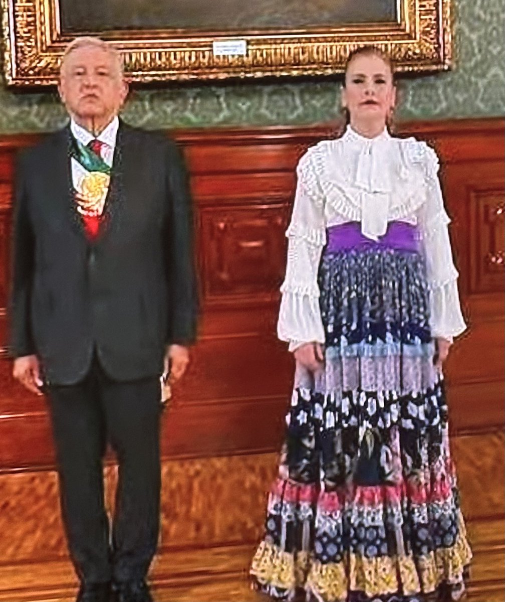 holisticarobs's tweet photo. Los "reyes del mal gusto". Este 🐃 que en 5 años no aprendió ni a pararse como presidente y la Zopi imitando a las meseras de Sanborns que, por supuesto, lucen mejor que ella y tiene una actividad más digna.
#LopezBasuraPresidencial https://t.co/8Wk4KlENaz