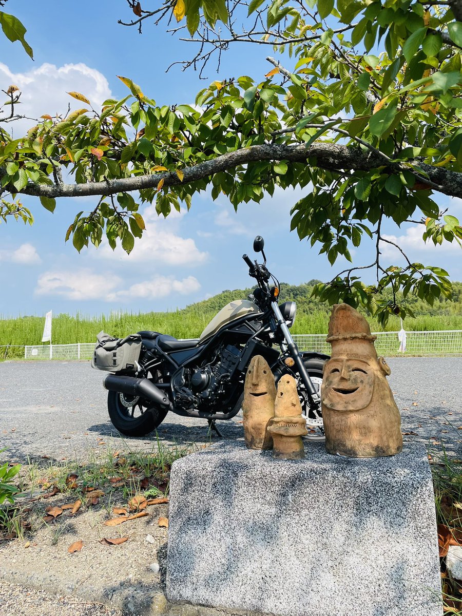 musanlemon's tweet photo. 埴輪がいい顔してた！
かわいい😍

#埴輪
#レブル250
#ソロ
#バイク女子
#身長148 https://t.co/vCxgHashcI