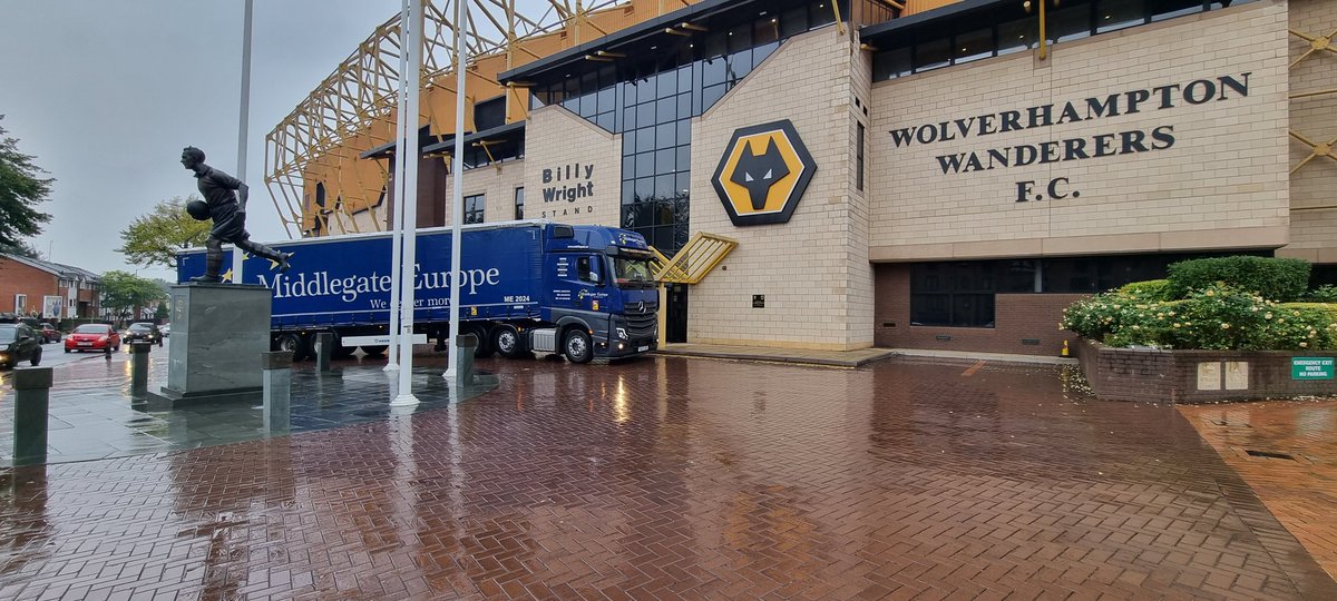 mondazeo88's tweet photo. Another week on the road with #TheGroundTour saw two more added to the list from the Midlands!
First up was #Molineux home to @Wolves followed by #ThePoundlandBescotStadium home to @WFCOfficial
#Wolves #TheSaddlers
#Mercedes #Actros #Middlegate #GXD https://t.co/vEQjv9t7ag