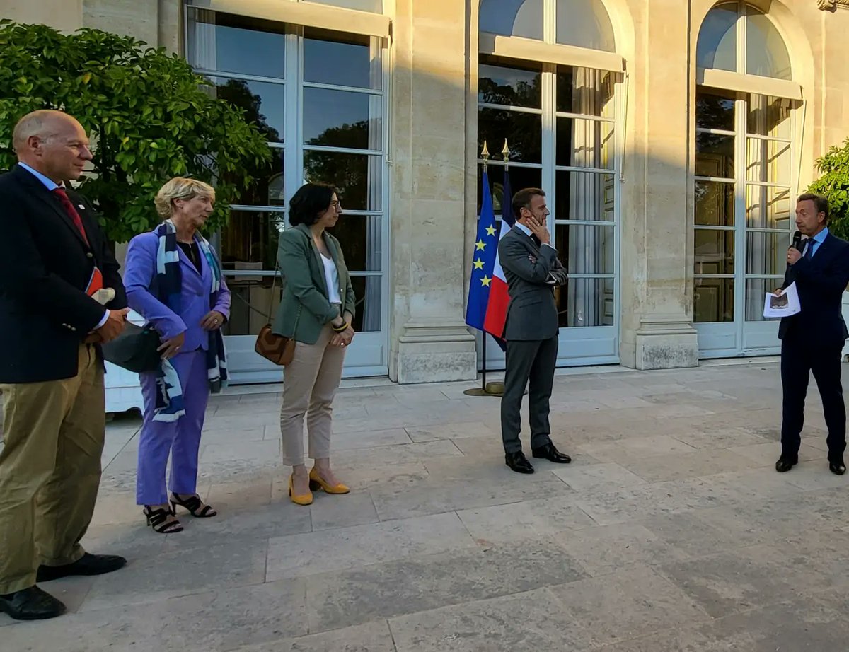 🤩 Le Théâtre est mis à l'honneur dans les jardins de l'<a href="/Elysee/">Élysée</a> grâce à l'exposition de la <a href="/fond_patrimoine/">Fondation du patrimoine</a> pour les <a href="/JEP/">Journéesdupatrimoine</a>.
👍 Un moment d'échange convivial avec <a href="/EmmanuelMacron/">Emmanuel Macron</a>, la marraine de la Mission Patrimoine Brigitte Macron et bien entendu, notre cher <a href="/bernstephane/">Stéphane Bern</a>
MERCI!