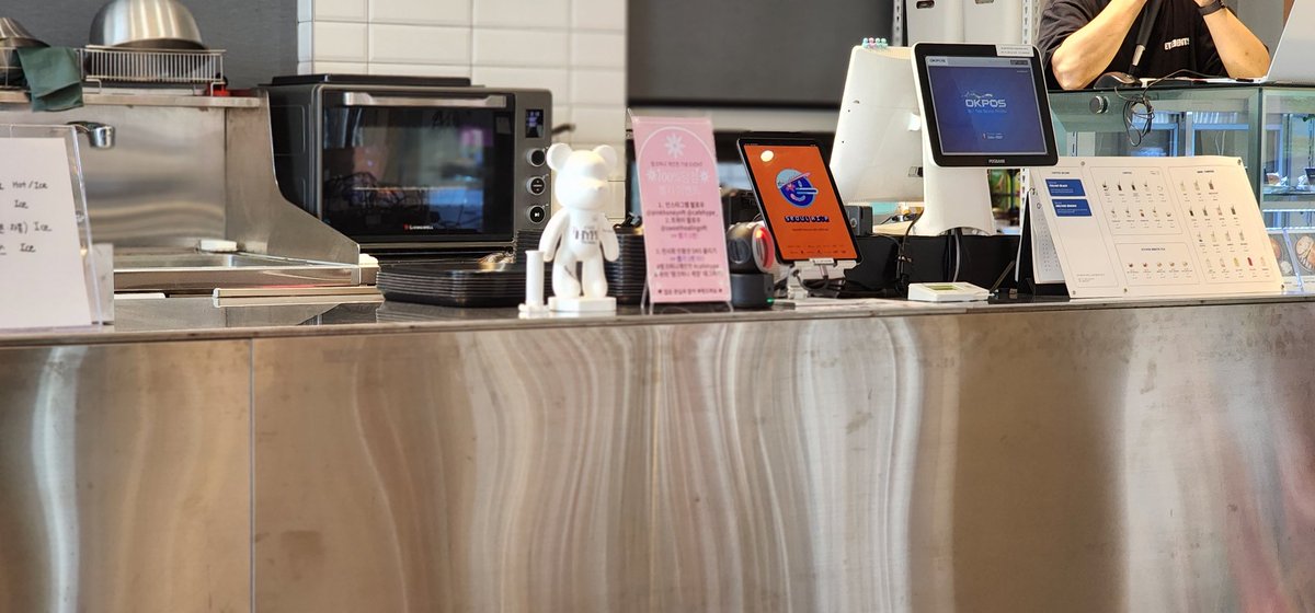 PinkHoney(핑크허니) 개인전
<The Secret Garden : 비밀정원>
에 다녀왔어요 ❣️
🎉 오프닝 파티 🥳
2023.9.16(토) pm4~7시
🗓전시 일정: 
2023.9.15(금) - 9.25(월) 
⏰️매일 10:00 - 19:00
🏛 전시 장소: 
CAFE HYPE the Gallery
(서울 강남구 논현로28길 16 돌체스터도곡빌딩 2층, 3호선 매봉역