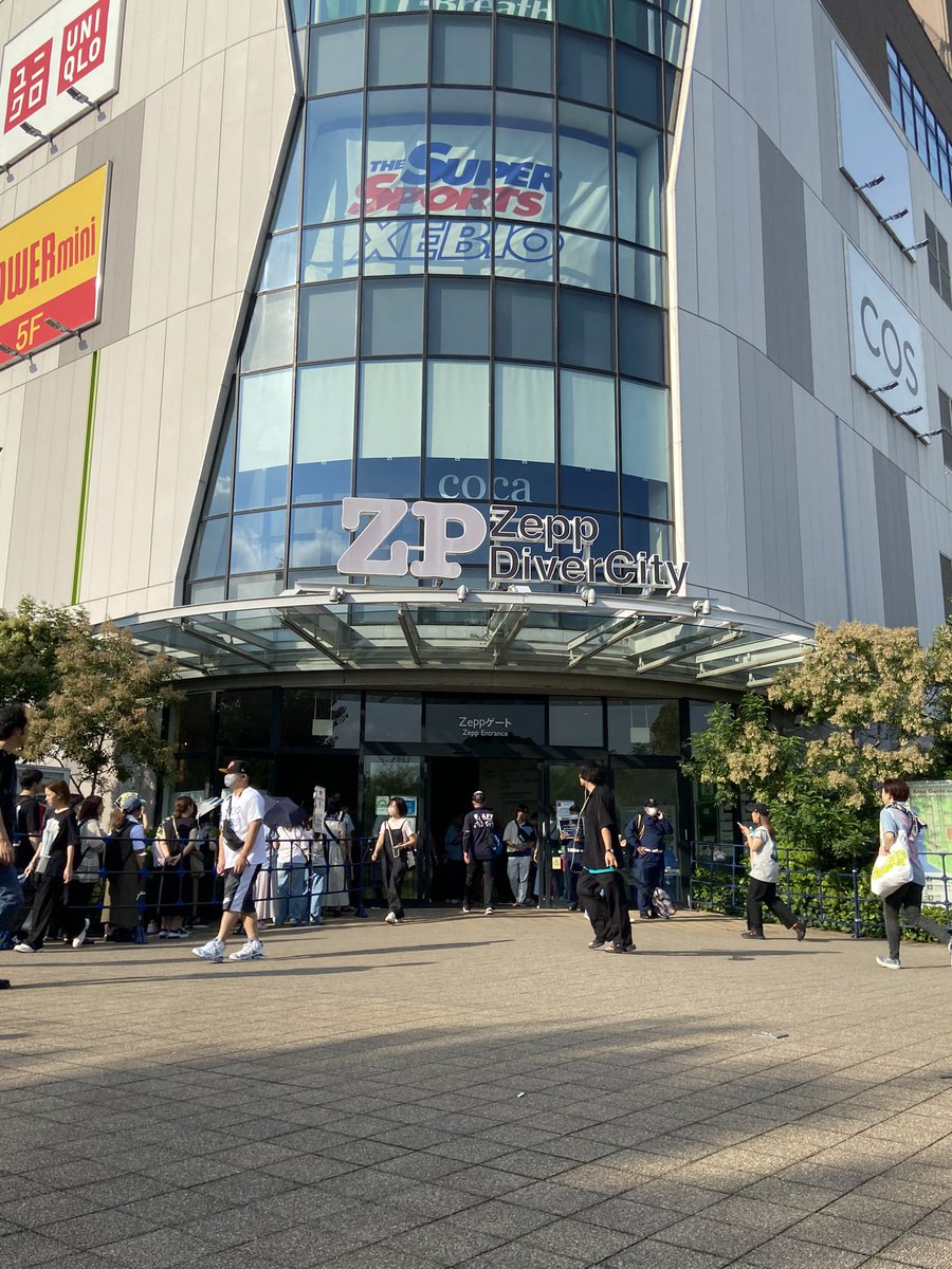 rendezvous_1224's tweet photo. 開場待ち。。 https://t.co/VvGvAIUb12