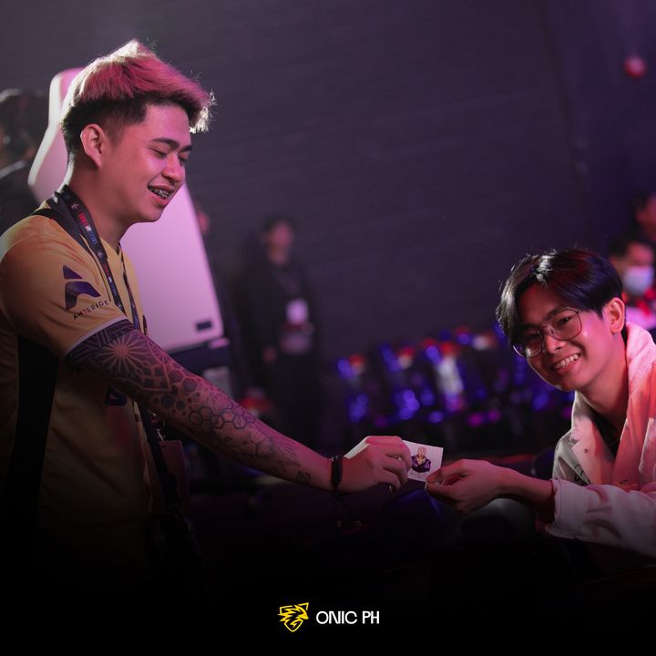 ONICPhilippines's tweet photo. Look who's here 😍😍😍
Dlar | ONIC Rapidoot
💛🖤
#LakasNgPinas #MPLPhilippines #itsONICtime #KTMBikeIndustries #AnterioreSolutions #TIMEXPH #IsuzuSubic #ReadyAnywhere #TheGameChanger #ConvergeFiberX https://t.co/ANYTA62Mkd