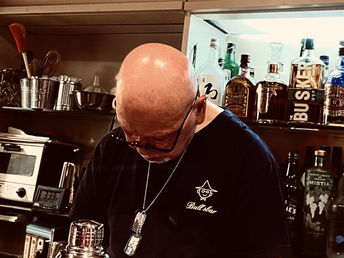 B's Bar name F tweet media