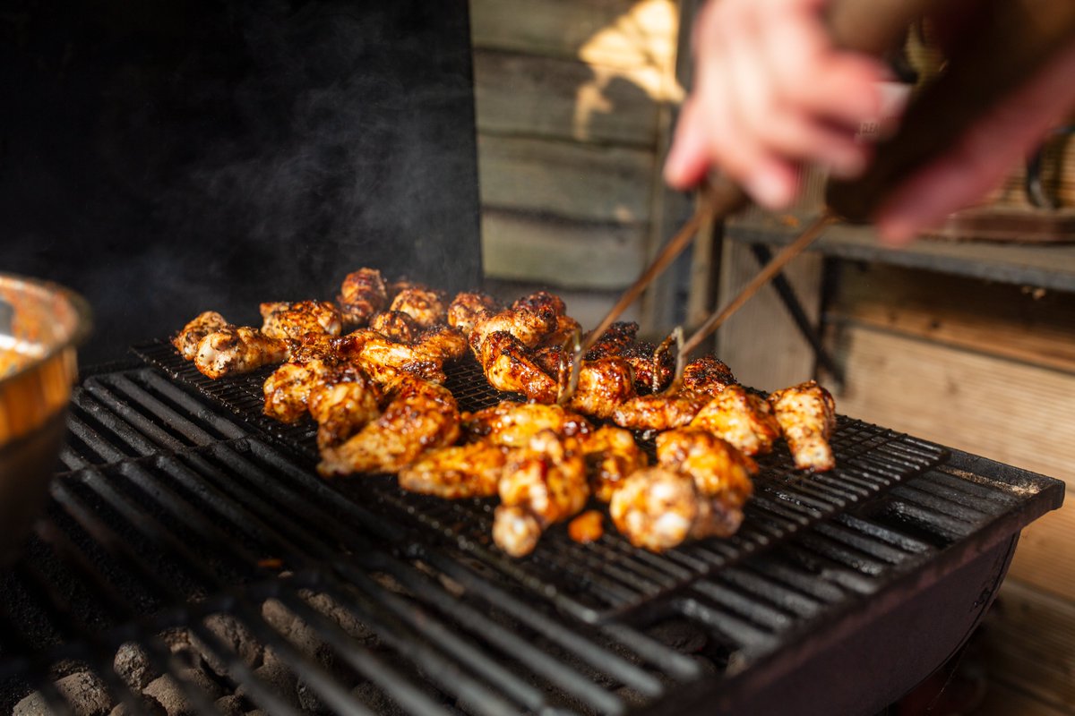 Chrispy, juicy, tangy, direct heat-mopped chicken wings!
Chicken wings are so unrated, but they're cheap, easy to cook and super tasty.

Great with friends and family!

#goochiesbbq #chickenwings #bbq #outdoorcooking #bbqmopsauce #directheat