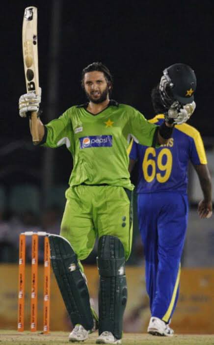 Shahid Afridi Batting average in 2010 Asia cup Matchs 3 (1) 76 balls 109 Runs Against SL🇱🇰 (2) 25 balls 32 Runs Against Ind 🇮🇳 (3) 60 balls 124 Runs Against Bang 🇧🇩 strike rate 164 60 & he Also took 3 wickets 🔥🔥 he is true Legend produced by Pakistan @SAfridiOfficial ❤️👑