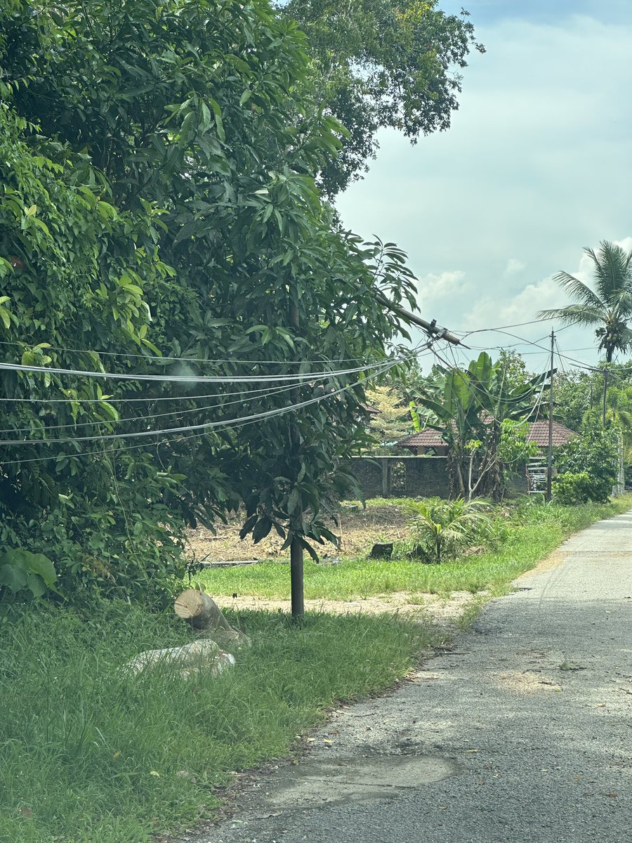 dr_faiz's tweet photo. @unifi Please promptly address the cable issue to prevent further damage, as I'm concerned about the potential for the entire cable to fail. My reference number for this report is 1-26127900375. https://t.co/jKzfAH3lP6