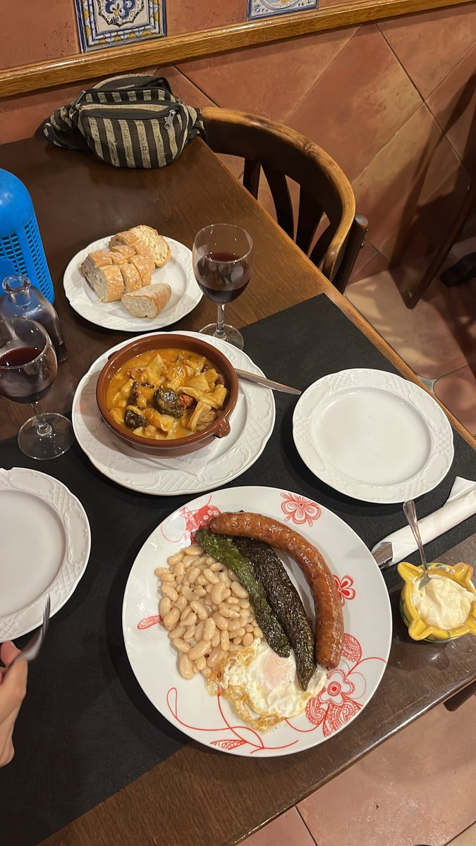 mol_polina's tweet photo. Esmorzars catalans: 1
Esmorzars valencians: 0 https://t.co/GcBtD2uGNm