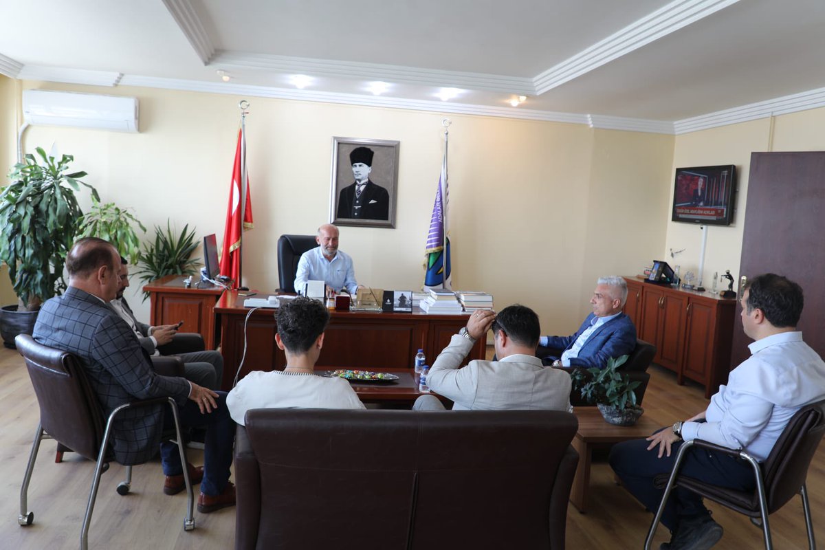 Adalar’da yeni alacağımız elektrikli ve son teknoloji  Adabüslerin şarjı alanları ve iskanı ile ilgili çalışmalara nezaret ettik,  

Duraktaki yolcularımızla sohbet ettik, ardından Adalar Belediye Başkanımızı Makamında ziyaret ederek ulaşımla ilgili istişarede bulunduk
