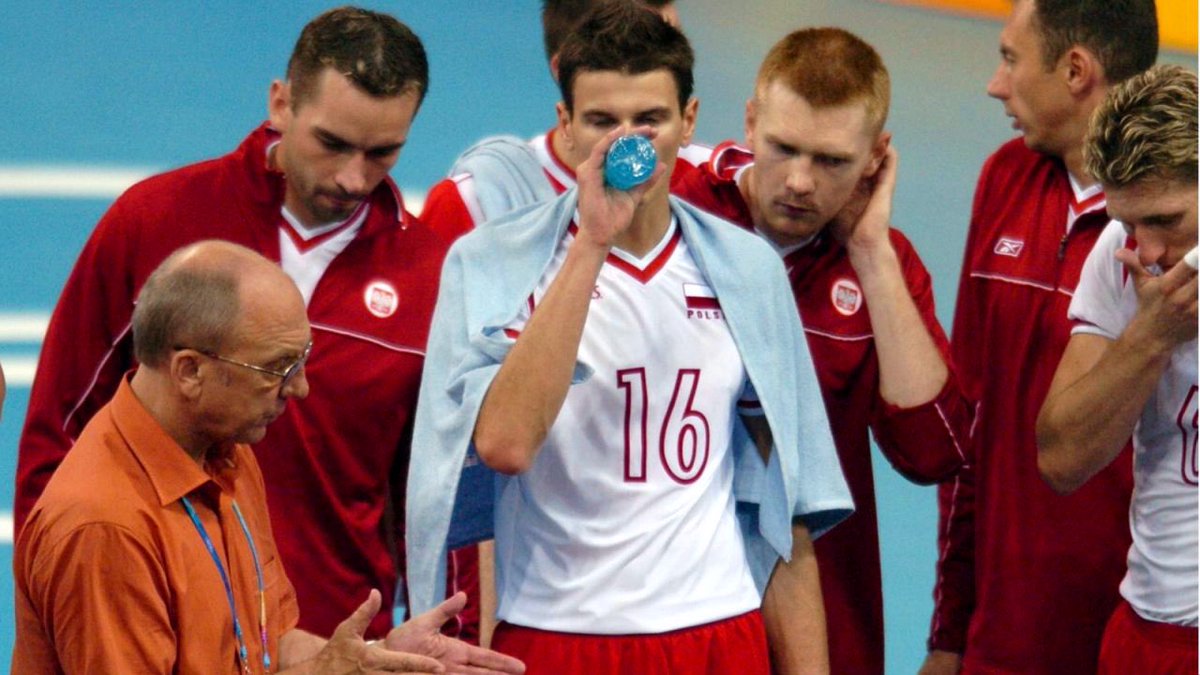 MartaWitecka1's tweet photo. Dzisiaj zagramy o złoto w ME #EuroVolleyM w hali Palazzo dello Sport, gdzie ostatni swój mecz w reprezentacji @PolskaSiatkowka zagrał Arek Gołaś. Miał nr 16 na koszulce. 
Dzisiaj jest 16.09 i mija dokładnie 18 lat od śmierci Arka. 
Niech będzie z Wami duchem i unosi Was nad siatą https://t.co/gB5wFuT96F