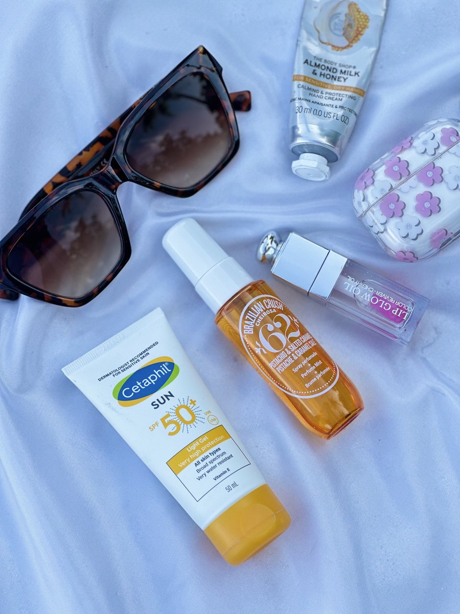 StoMedical's tweet image. #BeachEssentials ☀️🌴

Thank You for sharing the picture with us @shaa.nie | Instagram 
#Cetaphil #SunProtection 🍃