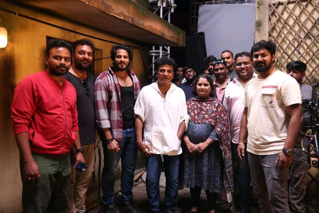 NikhilKumarFc's tweet photo. ಯುವರಾಜ ನಿಖಿಲ್ ಕುಮಾರ್ ಅವರ ಹೊಸ ಚಿತ್ರದ ಸೆಟ್ ಗೆ ಭೇಟಿ ಕೊಟ್ಟ ಕರುನಾಡ ಚಕ್ರವರ್ತಿ ಡಾ. ಶಿವರಾಜಕುಮಾರ್ & ಗೀತಾ ಶಿವರಾಜಕುಮಾರ್.
#NikhilKumaraswamy #ShivarajKumar #GeethaShivarajKumar #ProductionNo28 #LycaProduction #NikhilKumarFc https://t.co/9AnjNAeznX