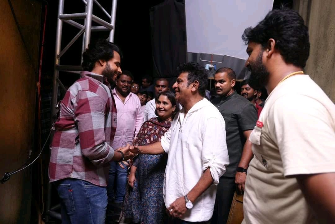NikhilKumarFc's tweet photo. ಯುವರಾಜ ನಿಖಿಲ್ ಕುಮಾರ್ ಅವರ ಹೊಸ ಚಿತ್ರದ ಸೆಟ್ ಗೆ ಭೇಟಿ ಕೊಟ್ಟ ಕರುನಾಡ ಚಕ್ರವರ್ತಿ ಡಾ. ಶಿವರಾಜಕುಮಾರ್ & ಗೀತಾ ಶಿವರಾಜಕುಮಾರ್.
#NikhilKumaraswamy #ShivarajKumar #GeethaShivarajKumar #ProductionNo28 #LycaProduction #NikhilKumarFc https://t.co/9AnjNAeznX