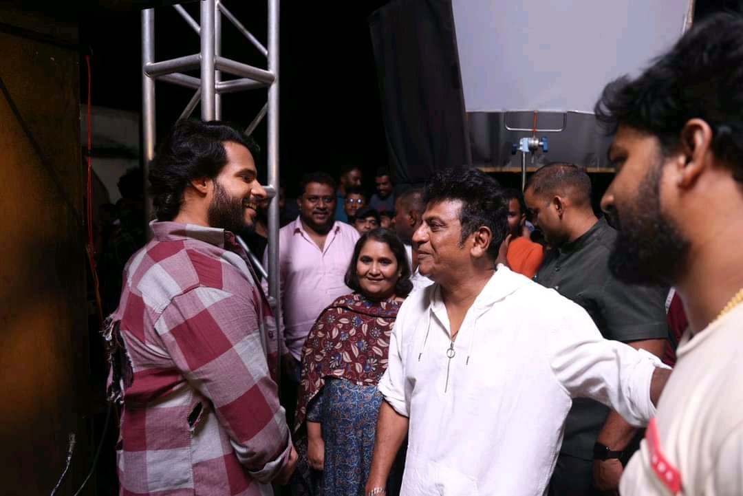 NikhilKumarFc's tweet photo. ಯುವರಾಜ ನಿಖಿಲ್ ಕುಮಾರ್ ಅವರ ಹೊಸ ಚಿತ್ರದ ಸೆಟ್ ಗೆ ಭೇಟಿ ಕೊಟ್ಟ ಕರುನಾಡ ಚಕ್ರವರ್ತಿ ಡಾ. ಶಿವರಾಜಕುಮಾರ್ & ಗೀತಾ ಶಿವರಾಜಕುಮಾರ್.
#NikhilKumaraswamy #ShivarajKumar #GeethaShivarajKumar #ProductionNo28 #LycaProduction #NikhilKumarFc https://t.co/9AnjNAeznX