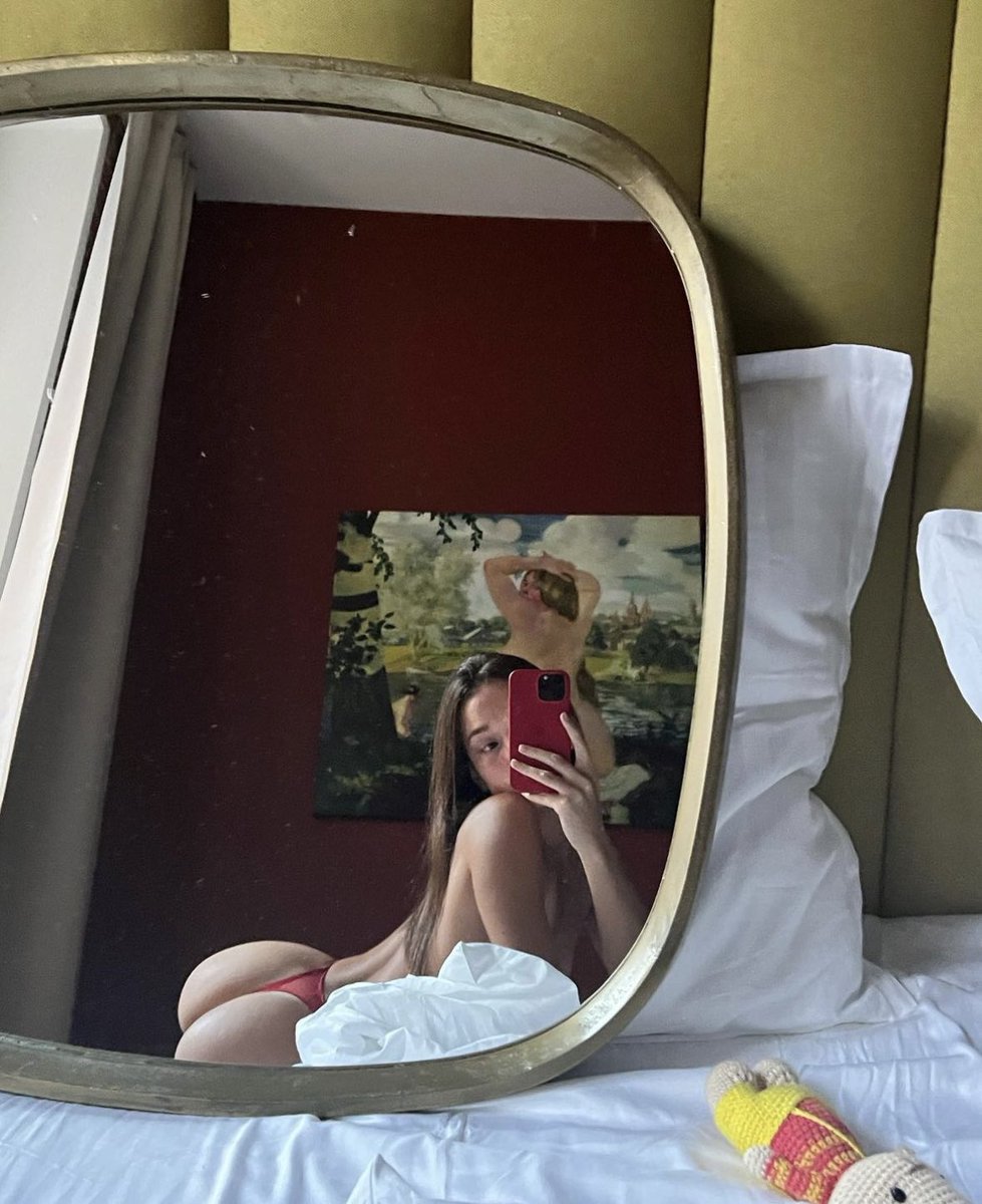 HotCharlotta's tweet photo. Je suis dans ma chambre 🥵 je vais me denuder 🫶venez en DM si vous voulez me voir nue 🤭! https://t.co/0jOOVG6tDN