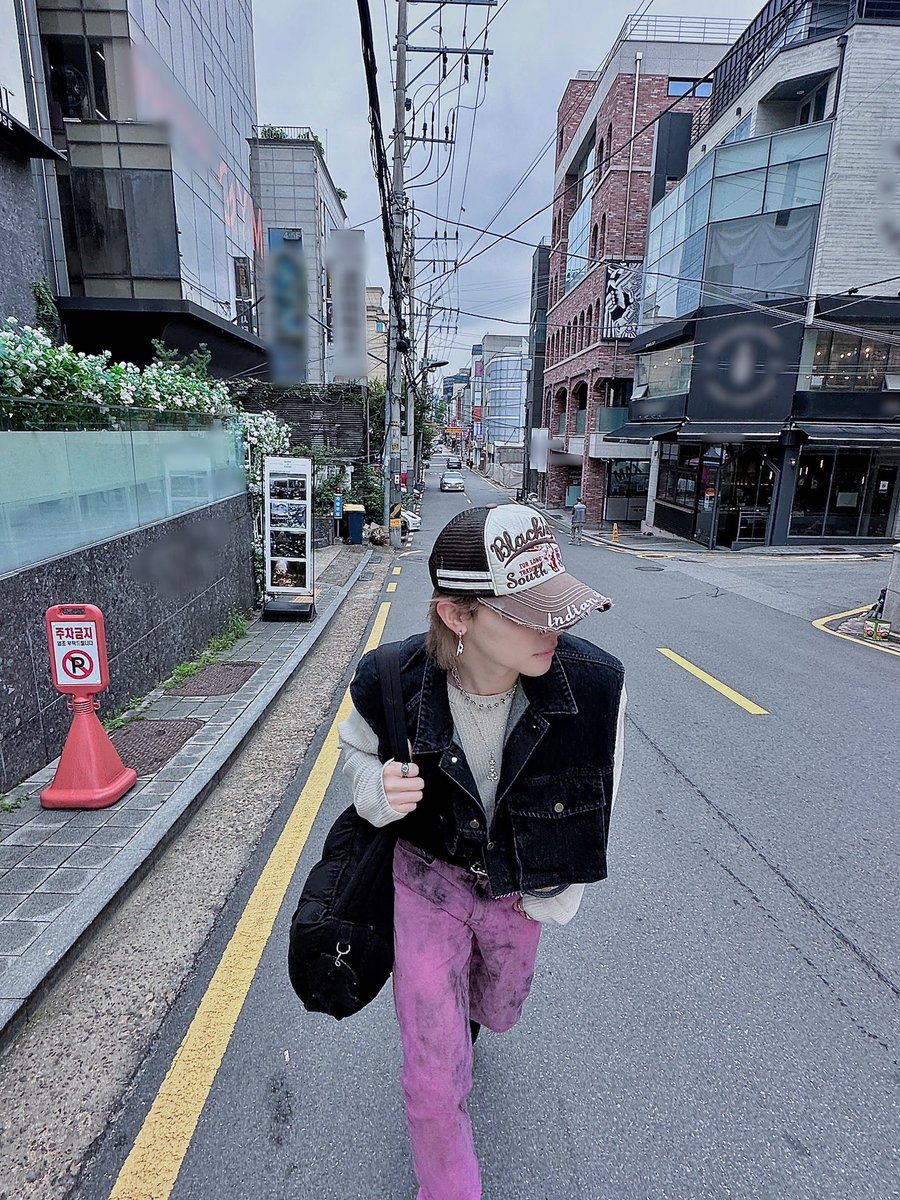 andTEAM_members's tweet photo. Walking on the street yeah~~               #ootd
#andTEAM #NICHOLAS https://t.co/1SIaMyDLox