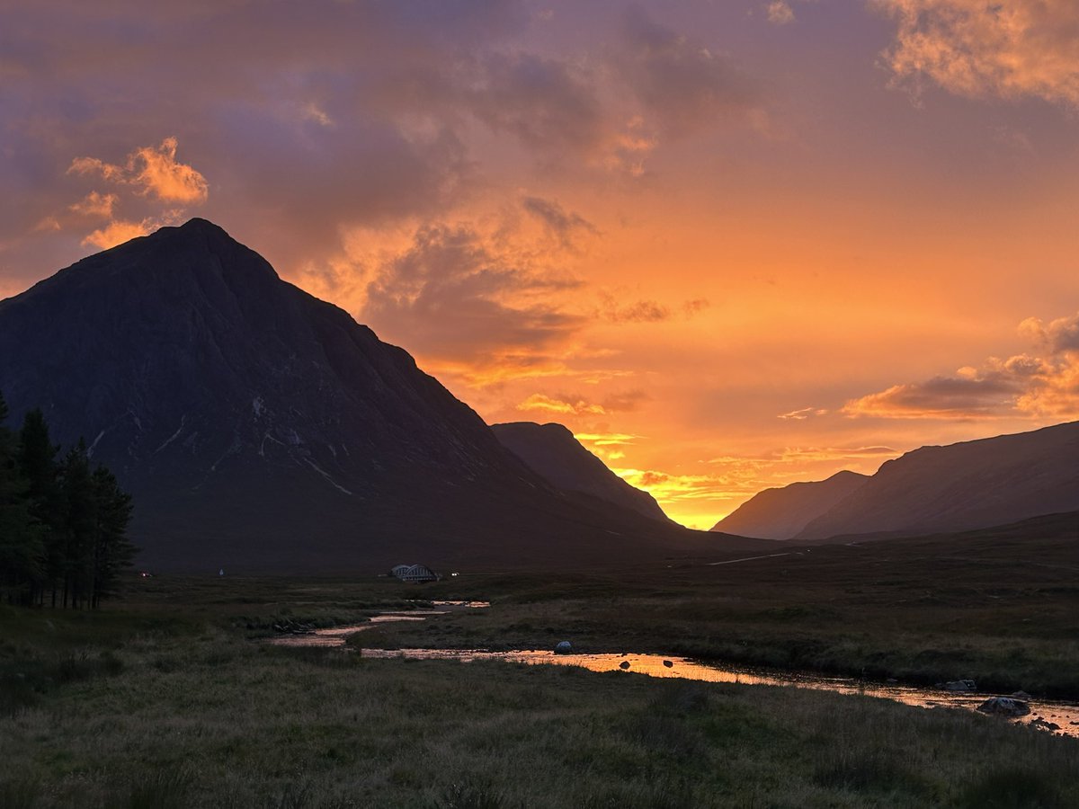MitchMacV's tweet photo. Scotland, you are amazing. Glencoe sunset last night. Phone camera doesn’t do this justice. We stood there transfixed getting eaten by midges and it was wonderful. 🏴󠁧󠁢󠁳󠁣󠁴󠁿❤️🏴󠁧󠁢󠁳󠁣󠁴󠁿 https://t.co/S6RVvDPwu8
