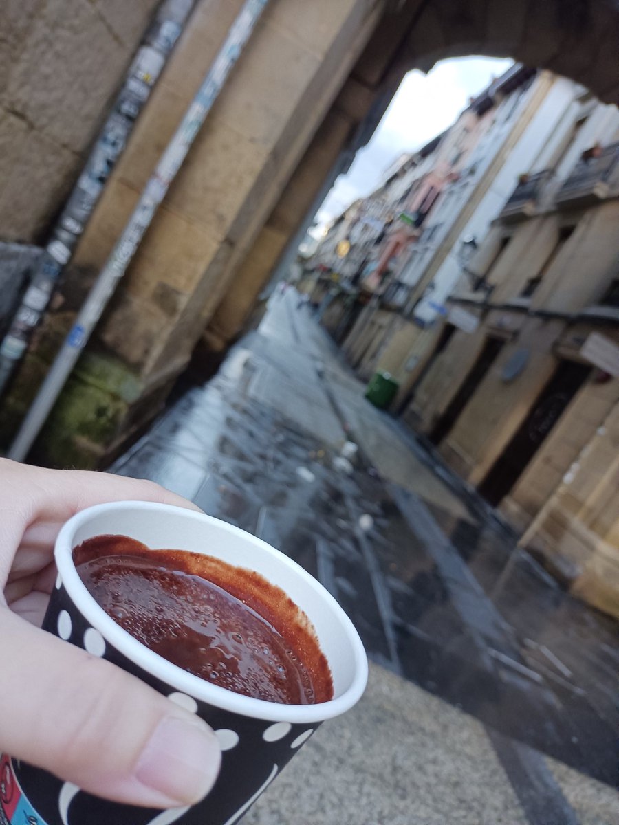 Santa Lucía txurreria, gure bezero antzinakoena, 40 urtez esnea eraman ostean gaur hartu dut azken txokolatea. Donostiak egun gutxian galduko du beste zatitxo bat. "Otro bar de pintxos" irekiko dute hurrengo maizterrek "como hay pocos..." esan dit txurreruak. Eskerrik asko!