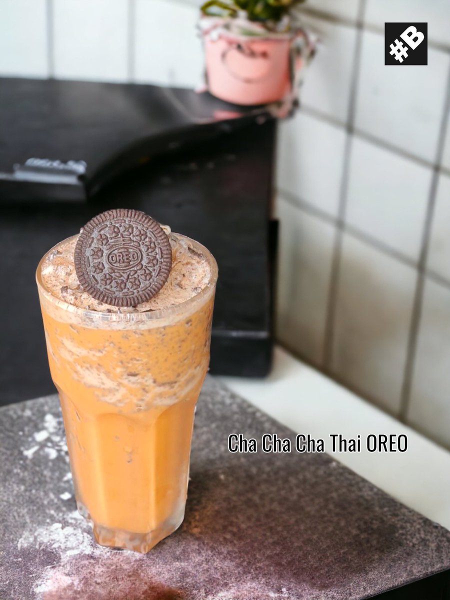 BLACKJACK_caffe's tweet photo. เมนูชาไทยร้า��เราก็อร่อยซะด้วย 
ไม่พอแถมใส่โอริโอ้ลงไปปั่นอีก 
ว้าวุ่นเลยล่ะสิทีนี้ !!!

𝑪𝒉𝒂 𝑪𝒉𝒂 𝑪𝒉𝒂 𝑻𝒉𝒂𝒊 𝑶𝑹𝑬𝑶
(ชาชาชาไทยโอริโอ้ปั่น)

มาสั่งได้แล้วทั้ง 3 สาขา 
รับรองเลิกว้าวุ่น ชัวร์ !!! 

#BLACKJACKcaffe
#ChaChaChaThaiOreo 
#อร่อยบอกต่อ https://t.co/7DI61ojF61