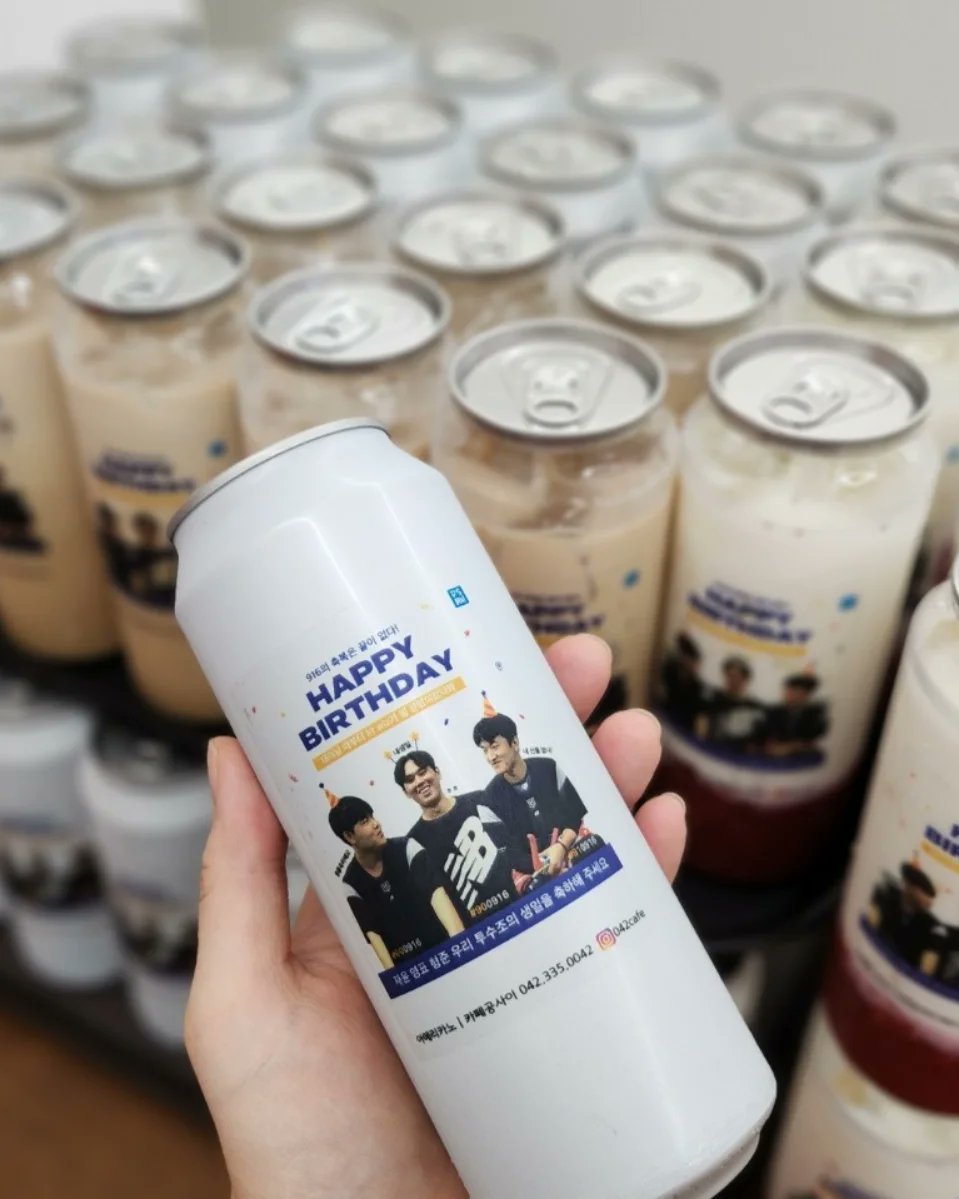 ktwiz_dsrm's tweet photo. 916의 축복은 끝이 없다!
태어날 때부터 kt wiz가 운명이었나봐 (ू ˃▾˂ ू)

재윤 영표 형준 우리 투수조 3명의 생일을 축하합니다 🎉

생일을 축하하며 응원하는 커피캔을 원정경기에 전달드렸어요!

언제나 #ktwiz 의 선수단을 응원합니다 https://t.co/2beie93ayz